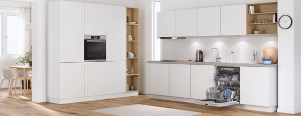 Indbygget Bosch-opvaskemaskine i et moderne, hvidt køkken