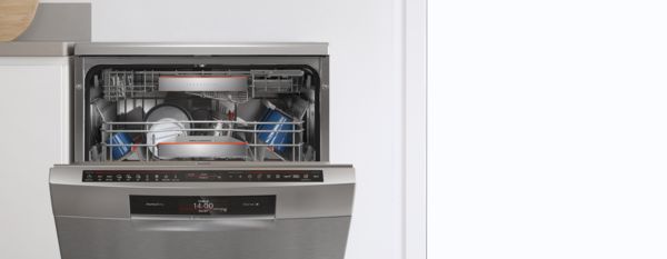 Öppen diskmaskin i ett ljust vitt kök, i blickfånget uppmaningen att använda diskmaskinssökningen