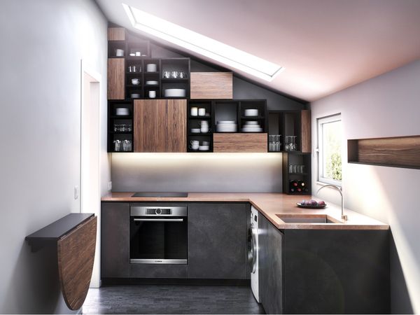 Kicsi modern L-alakú konyha, beépíthető tűzhellyel és matt szürke alsó szekrényekkel, valamint nyitott gesztenyefa elemekből álló polcokkal felül
