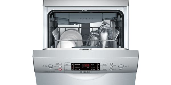 Félig nyitott mosogatógépajtó elöl levő vezérléssel, a felső állványon levő nagyobb tárgyakkal, mint például csészealjak és borospoharak