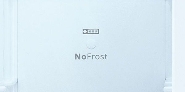 Etichetă NoFrost pe ușa unui frigider