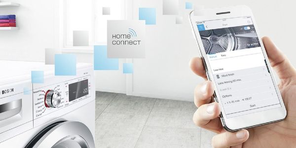 A Home Connect alkalmazásban a mosási programot kiválasztó kéz