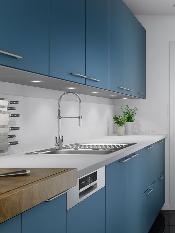 Blauwe, lange, smalle keuken met witte werkbladen, apparaten met zwarte glazen oppervlakken en glazen deur aan het eind