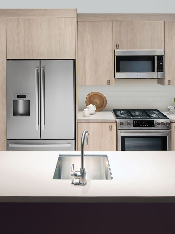 La cocina cuenta con almacenamiento modular utilizando la superficie inclinada y puertas y encimeras de armarios de nogal.
