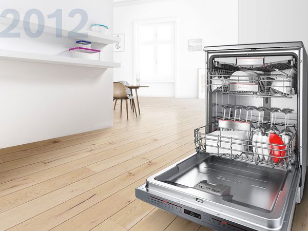 Otvorena mašina za pranje sudova u kojoj se nalaze sjajni keramički i plastični sudovi.