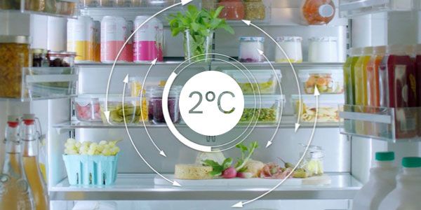 Добре зареден отворен хладилник на заден план с икона 2°C като наслагване