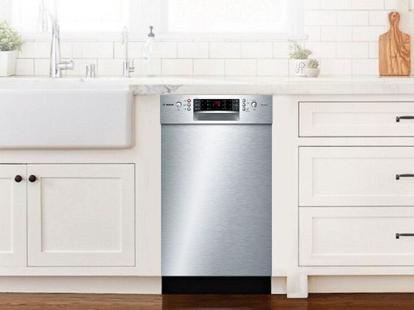 Beépíthető rozsdamentes acél mosogatógép, krémszínű konyhában, márvány pulttal