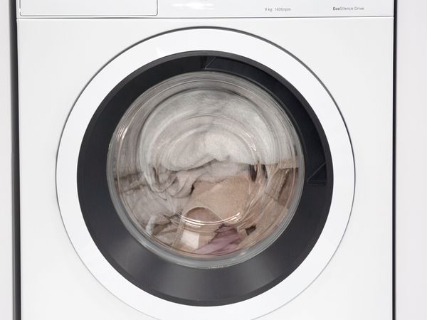 Washing machine with overfilled drum