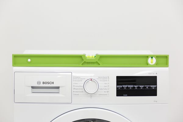 Wasserwaage auf einer Bosch-Waschmaschine 
