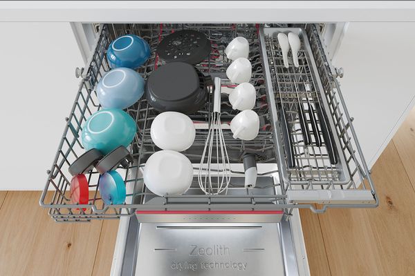 De nye opvaskemaskiner fra Bosch har en ny 3. kurv med ekstra plads øverst i maskinen til mindre køkkenredskaber, der aldrig har haft en fast plads i opvaskemaskinen.