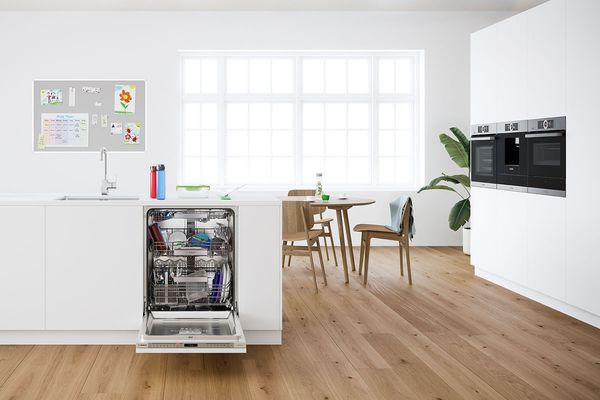 Mnoge mašine za pranje sudova mogu da peru plastiku. Ova može i da je osuši.