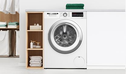Eine Bosch Waschmaschine in einer modernen weißen Küche