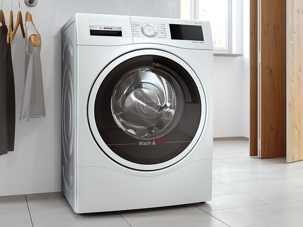 Vaske-/tørremaskine fra Bosch i et moderne, hvidt badeværelse
