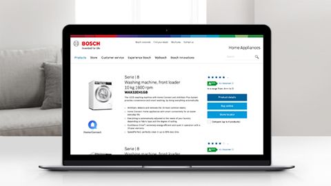 מחשב נייד פתוח על דף פרטי המוצר של מכונת כביסה של Bosch