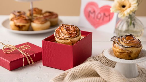 Pastry in the shape of a rose in a gift box