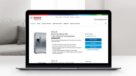  Laptop aperto sulla pagina dettagli prodotto di un frigorifero Bosch