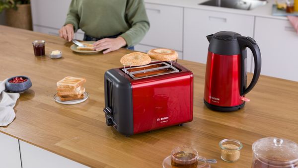 DesignLine, zestaw, czajnik, toster na 2 kromki, w kolorze czerwonym i ze stali szlachetnej, bajgle i tosty.