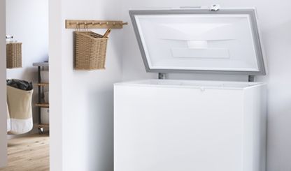 Weiße, freistehende Bosch-Tiefkühltruhe in einem modernen, weißen Raum.
