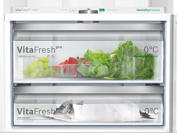 Stor VitaFresh Pro-skuff full av friske grønnsaker og frukt, og 0°-skuff med kjøtt og fisk.