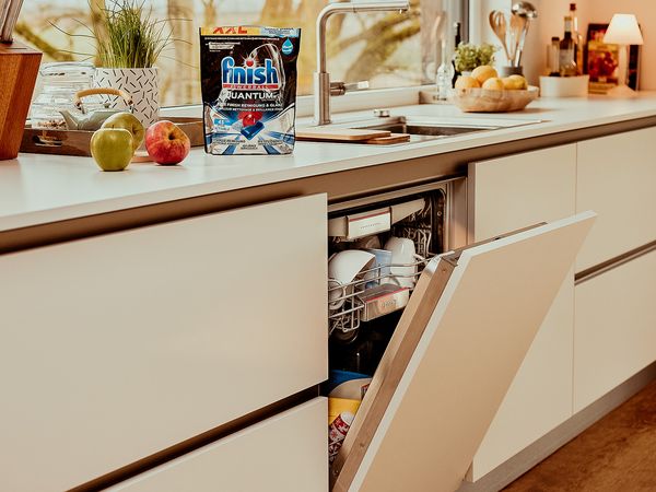 Съдомиялна машина Bosch, интегрирана в кухненския бокс и таблетки Finish символизират услугата Amazon Smart Reordering Service.