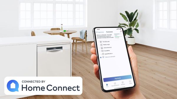  Kézben tartott okostelefon, megnyitott Home Connect mobilalkalmazással, amely a csendes mosogatógép funkciót mutatja.