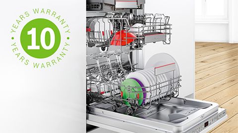Bosch beépíthető mosogatógép egy modern fehér konyhában, 10 év garancia pecséttel.