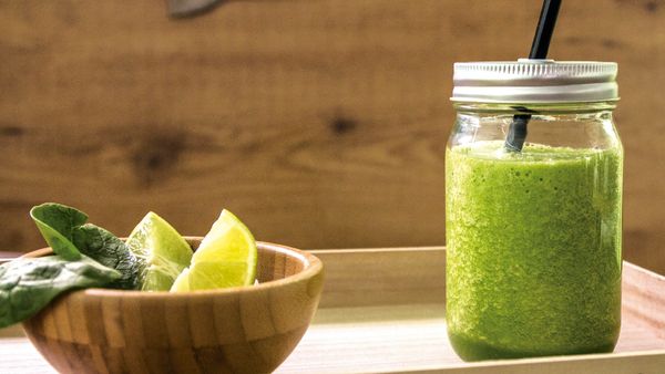 Grüne Smoothies liefern wertvolle Vitamine, Spurenelemente und Mikronährstoffe.