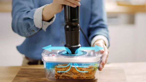 Con el sellado al vacío puedes conservar las sobras de una comida en un recipiente al vacío. .