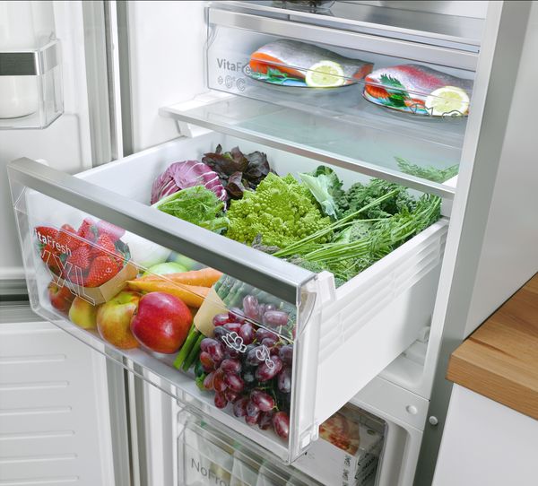 Cassetto del frigorifero ripieno di verdure fresche