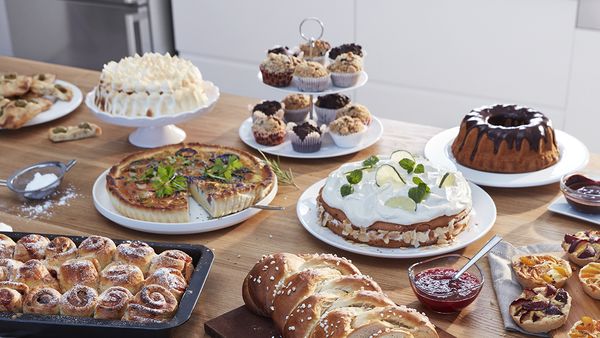 A különböző házi készítésű torták és sütött termékek széles választása.