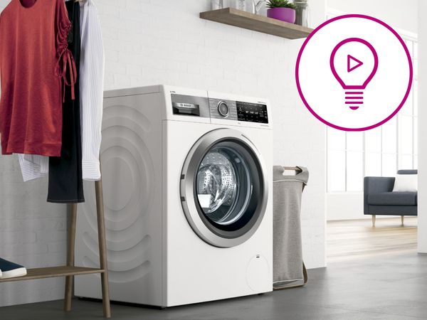 Original-Waschmaschine von Bosch in einem Waschraum mit violettem Glühbirnensymbol als Link zu den Selbsthilfe-Seiten für Waschmaschinen