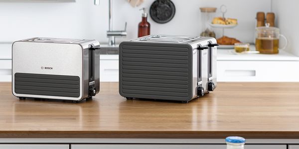 Es sind zwei verschiedene Bosch Toaster mit Silikonauskleidung zu sehen.