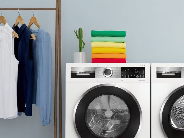 Colorful sockets and cables symbolize the energy consumption of Bosch washing machines