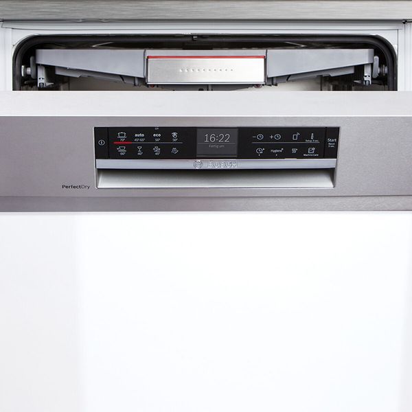Gornji deo Bosch mašine za pranje sudova na kome se vidi kontrolna tabla sa različitim programima.