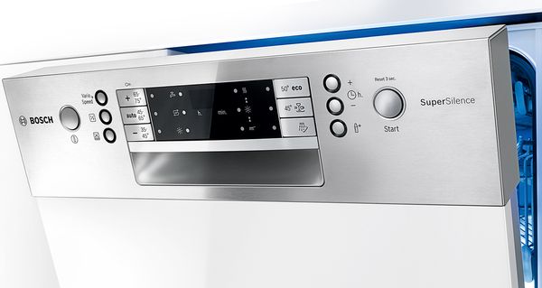 Símbolos y ajsutes de los lavavajillas Bosch sobre el panel de mandos de un lavavajillas de acero inoxidable.