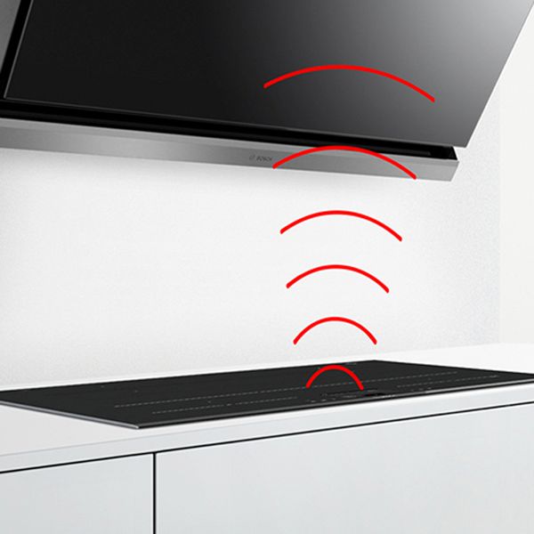 L'icona del Wi-Fi è sovrapposta all'immagine di una pentola su un piano di cottura con il vapore che sale verso la cappa aspirante.