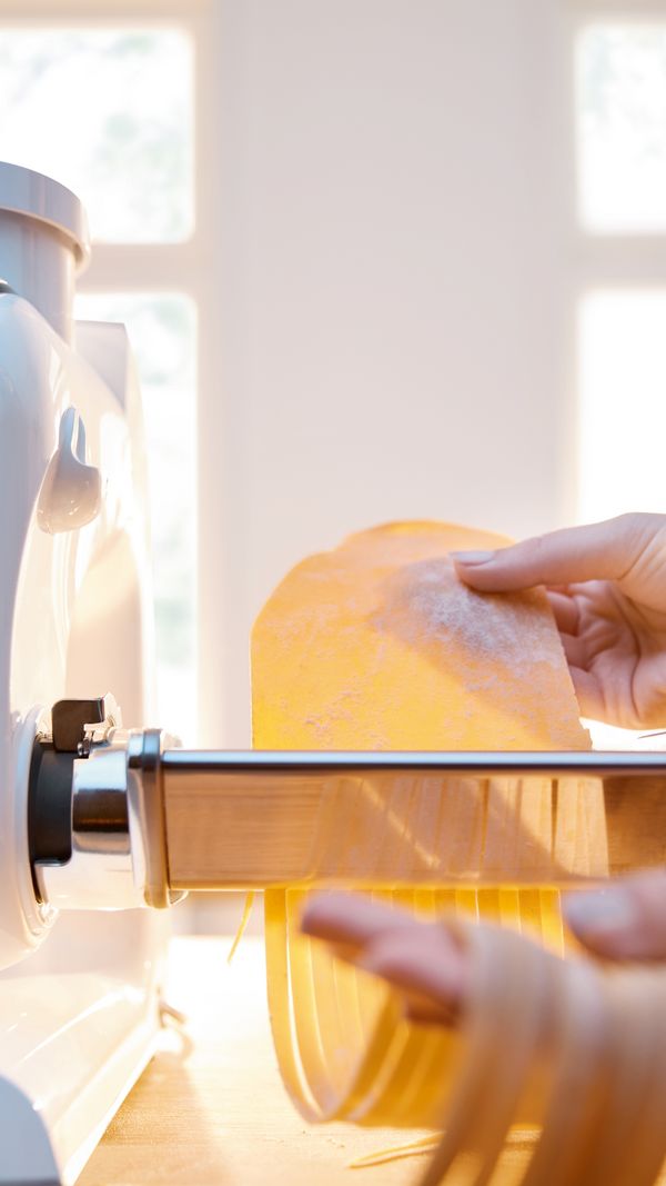 Krájanie čerstvých tagliatelle pomocou PastaPassion.