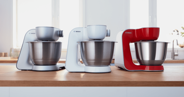 Kuhinjski roboti MUM iz serije 4 poređani u nizu u tri boje: srebrnoj, beloj i crvenoj.