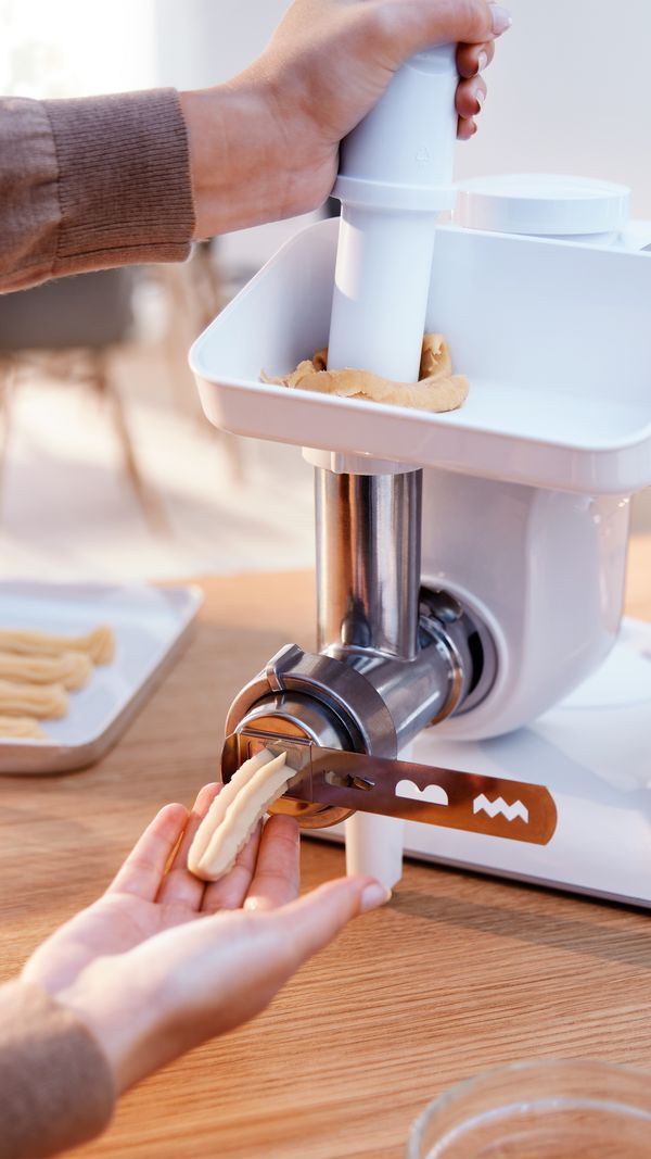 Przygotowywanie ciasteczek spritz za pomocą zestawu Baking Sensation do robota MUM Serie 4.