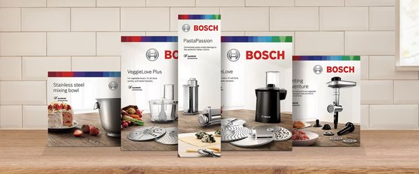 En samling av esker med tilbehørssett til Bosch kjøkkenmaskiner.