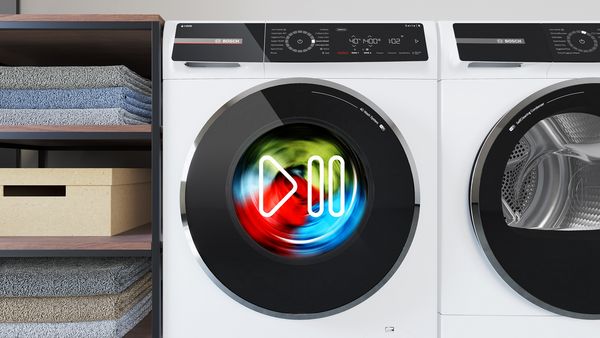 Farbenfrohe Kleidungsstücke werden in einer Bosch Waschmaschine geschleudert.