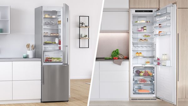 Un réfrigérateur pose-libre et un réfrigérateur encastrable dans une cuisine moderne aux portes ouvertes.