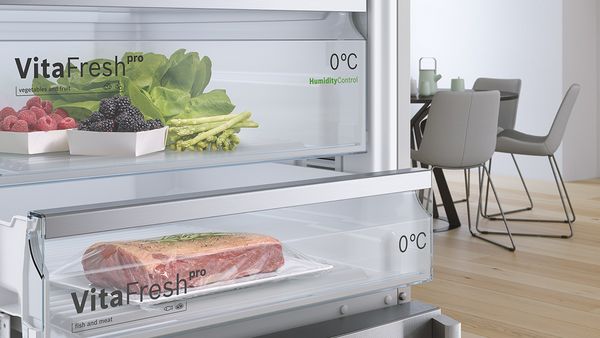 Deux tiroirs de réfrigérateur VitaFresh avec contrôle de l'humidité et stockage à zéro degré, remplis de fruits, de légumes et de viande.