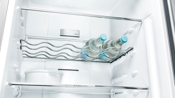 Flaskehyller med to flasker i et Bosch kjøleskap.
