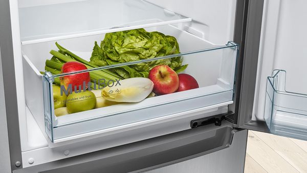 Μεγάλο ψυγείο με συρτάρι MultiBox που περιέχει πολλά φρέσκα λαχανικά.