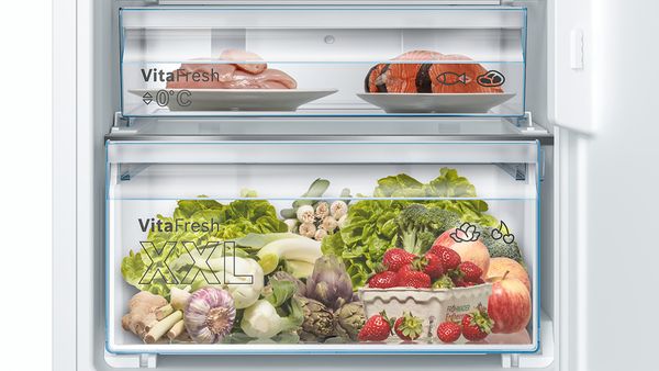 Atvērts ledusskapis ar svaigiem dārzeņiem VitaFresh XXL atvilktnē.