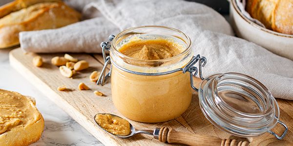 Mit Cookit kannst du hausgemachte Erdnussbutter herstellen, während der Kaffee aufgebrüht wird. In nur 20 Minuten fertig. 