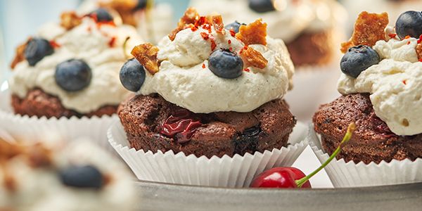 Gesund und dekadent: Dieses Cookit-Rezept für Schokoladen-Muffins, belegt mit Blaubeeren und Chili-Frischkäse, wird mit Sicherheit ein Favorit.     