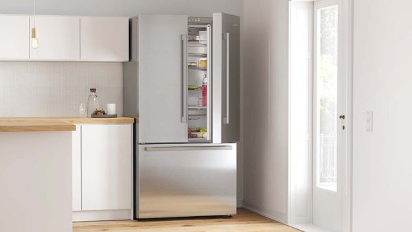 Ledusskapis ar franču tipa durvīm virtuvē, atvērtas labās puses durvis.