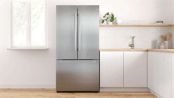 Køleskab med franske døre i et åbent køkken.